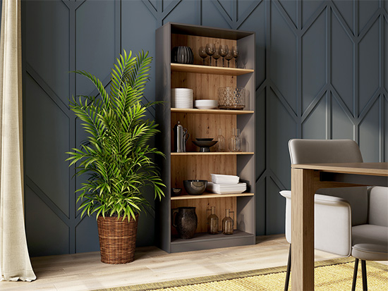 Knihovna v kombinaci šedé se dřevem